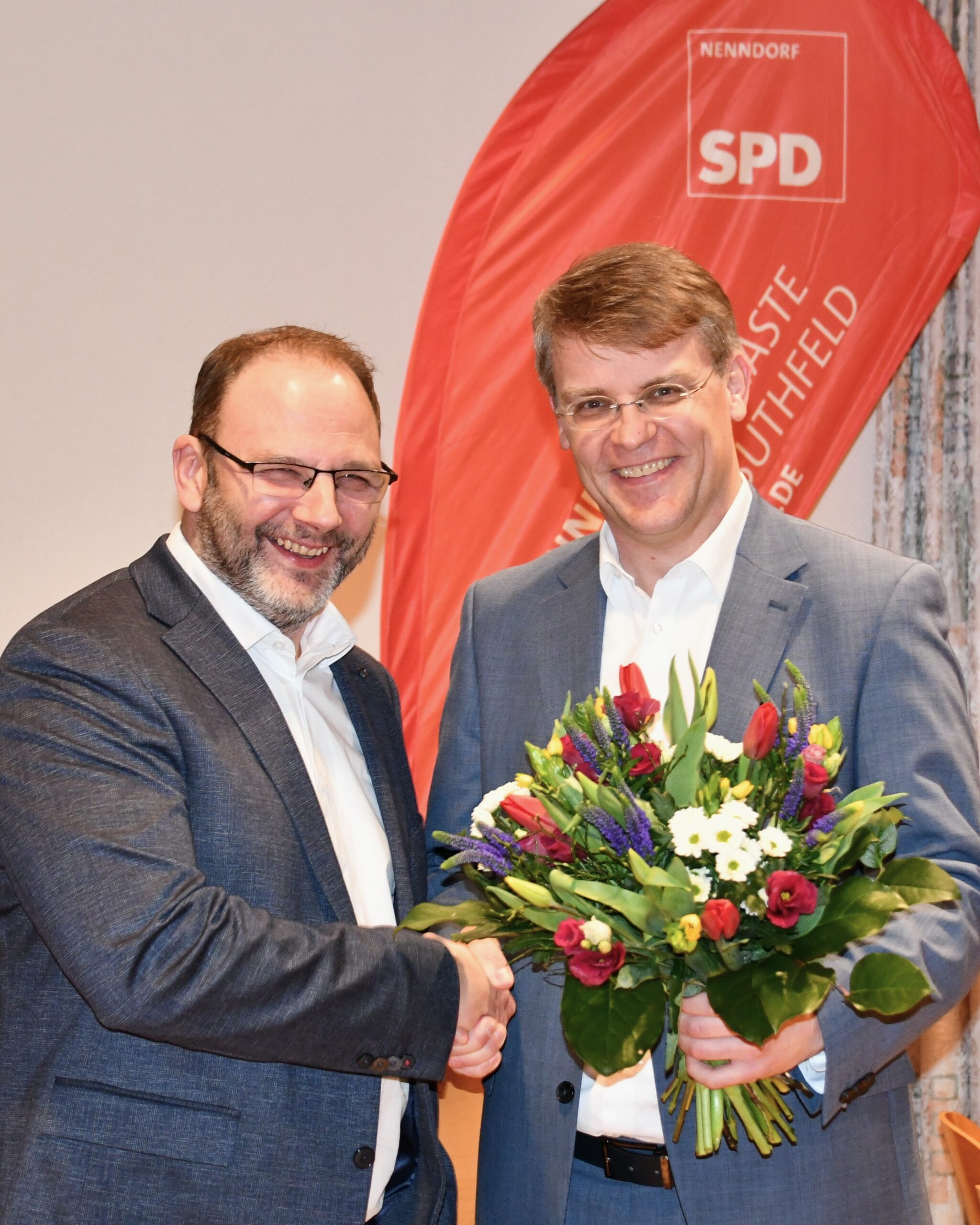 Ingo Knieper gratuliert Ralph Tegtmeier zur Wahl
